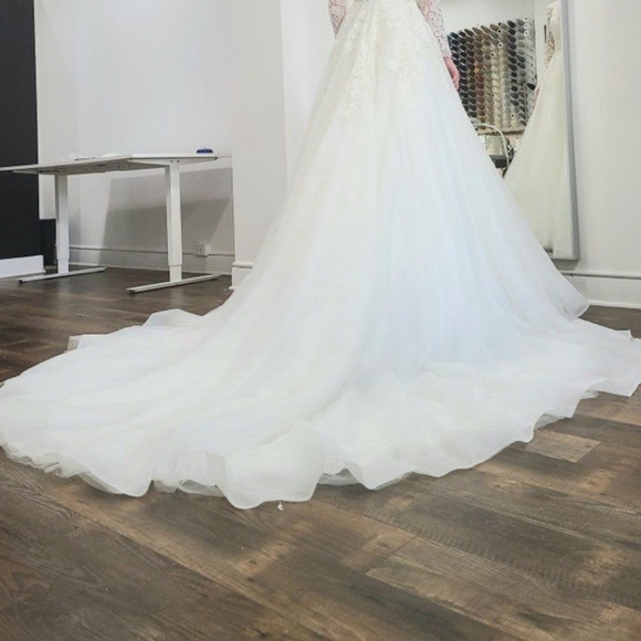 I'm selling a wedding dresses - Picture 9 of 11